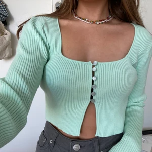 Grön tröja - Gullig mintgrön tröja, knappt använd 🤍🤍