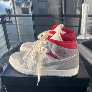 Säljer mina Jordan 1 mid sns 20th anniversary  Storlek 45/ US 11 Cond 8/10 Pris: 1300 kr Meet up Sthlm  Pm för frågor och trades