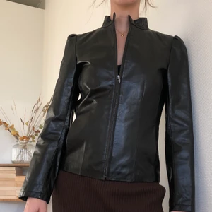 Vintage skinnjacka i nyskick - Som rubriken lyder är jackan i nyskick, från 00-talet! 😍 äkta läder! Kan hämtas i Solna, annars står köpare för frakt!