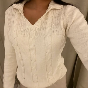 STICKAD TRÖJA MED KRAGE - Säljer denna stickad tröja från märket ”cappuccini” i strl M men passar mig med S bra. Köptes på en second hand. Det stickad materialet är lite grövre än en ”vanlig” stickad tröja💖för att förtydliga så känner man på den att den är vintage och inte som en h&m stickad tröja  ❤️