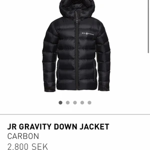 Sail racing jacka - Säljer min fina jacka eftersom jag vill köpa en ny den är i ett bra skick inget är sönder på den och den har inga slitningar eller nått. Köpte den för 2800kr 