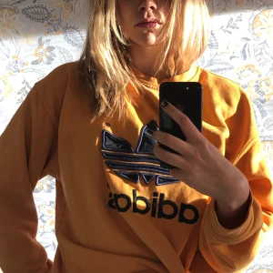 Adidas Sweatshirt  - Rensar ur min garderob och får inte längre plats med denna :( En vintage sweatshirt från Adidas. Jättemysig!!  Storlek saknas men sitter bra oversize på mig som har S. Köpt för 500kr. 