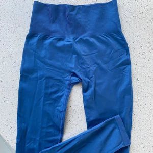 ARKET SEAMLESS YOGA TIGHTS - Ett par väldigt sköna träningstights som tyvärr är lite för tighta på mig. Slutsålda i denna underbara färg. 💙Underbart material som sitter väldigt skönt. Storlek S men sitter snävt mot kroppen. Hög midja. Aldrig tränat i dom.