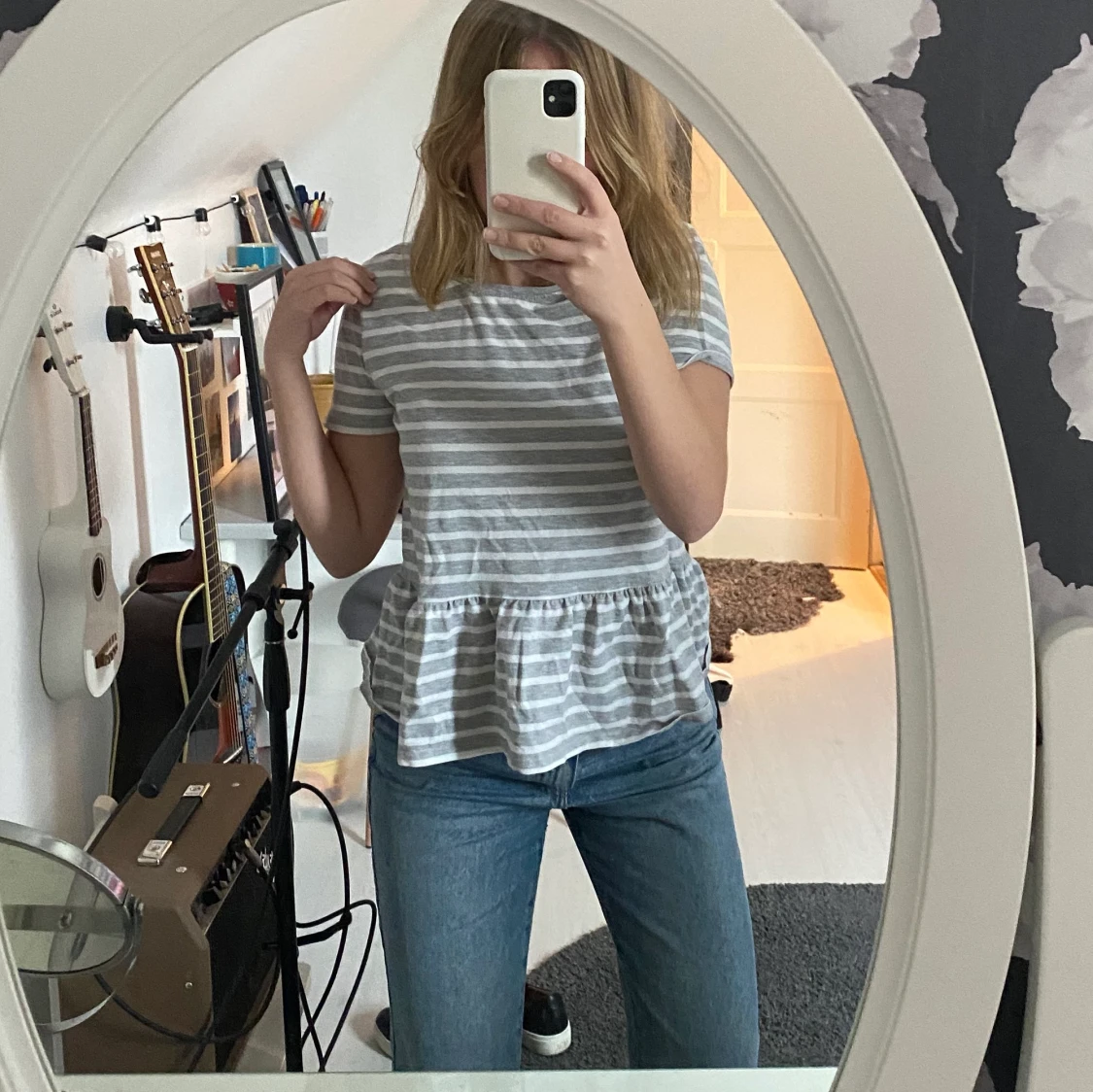 Grå t shirt med volang  - 90