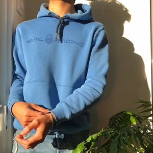 Sail Racing hoodie  - ‼️Rensar garderoben på knappt använda kläder‼️ Denna hoodie är använd ett par gånger men inget slitage. Storlek XS men passar S. Kvitto finns ej. Prutbart pris. (Rök & djurfritt hem)