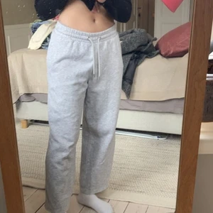 Gråa Mjukisbyxor  - Gråa mjukisbyxor från monki, supersköna och går att knyta åt i midjan. Lite kortare i modellen men värkligen supersnygga💞