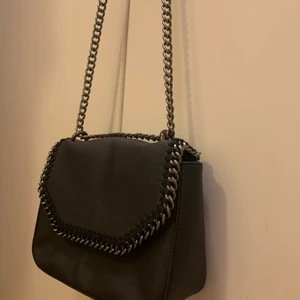 Axelväska - Snygg axelväska som är rymlig. Svart.