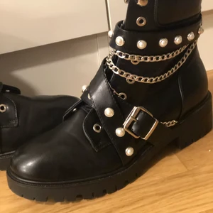 ”Temina” Rock Stövlar nyskick  - Nypris 900kr, säljes för 499kr använd en gång, då jag insåg att dom är alldeles för små för mina fötter. Dessa skor är mindre i storleken, dom är markerade som 41 men passar bättre till dig som har strl 40. Det tar ett tag att ”breaka in” som Dr. Martens stövlar. Dessa finns i Linköping, kan skickas via postförskott eller hämtas på plats. 