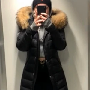 jacka svart stl 34 äkta päls -  rock & blue jacka svart som är mellan lång i storlek 34 använd 1 vinter. Säljer den väldigt billigt 2000kr men kan gå ner vid snabb affär. Kan hämtas i Kävlinge/furulund eller fraktas mot fraktkostnad, använder spårbar frakt