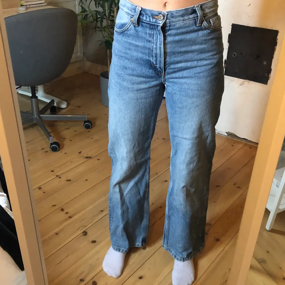 Säljer mina jätte snygga men tyvärr för korta mid waist jeans ifrån monki i storlek 26. Ett par blåa vida jeans ifrån monki i väldigt bra skick. Har endast används ett par gånger och får nu säljas pågrund av att dem blivit för korta. Jag är 172 cm lång💗 frakt tillkommer. Skriv vid frågor💗. Jeans & Byxor.