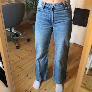 Säljer mina jätte snygga men tyvärr för korta mid waist jeans ifrån monki i storlek 26. Ett par blåa vida jeans ifrån monki i väldigt bra skick. Har endast används ett par gånger och får nu säljas pågrund av att dem blivit för korta. Jag är 172 cm lång💗 frakt tillkommer. Skriv vid frågor💗