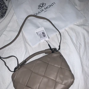 Giulia Monti - Helt ny, oanvänd Giulia Monti väska hand/axelväska, etiketter sitter kvar & dustbag medkommer! Nypris 2000 säljes för 600 vid snabb affär. Köparen står för frakt 