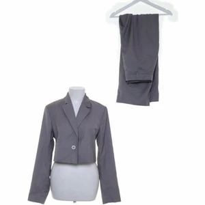 Kostymset från gina - Kostymset från gina tyvärr lite förstort, storlek 36. Men super snyggt annars, inköpt från Sellpy