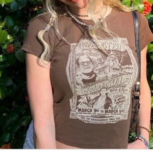 ”Hailie” Frankenstein top - (inte min bild på första två) Säljer min bruna ”hailie” top från Brandy Melville då den ej kommer till användning längre. Har S ibland M i tröjor och som ni ser på sista bilden sitter den lite löst. 