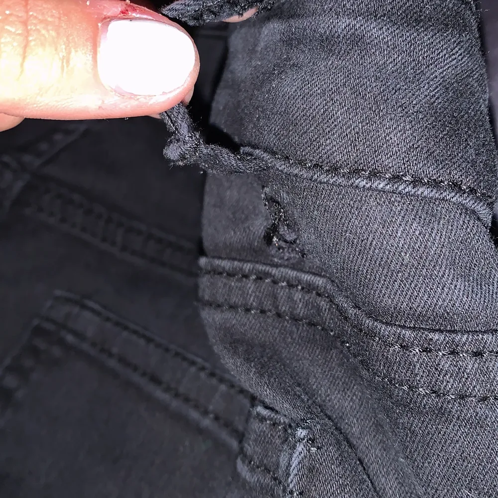 Svarta jeans sköna och stretchiga använda men är som nya förutom liten söm trasig söm där bak. Storlek 36 men passar även för 32 och 34//Kolla sista bilden!. Jeans & Byxor.