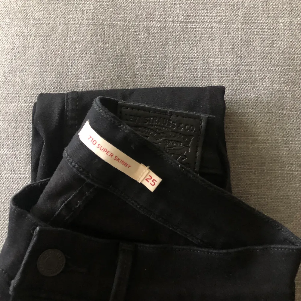 Svarta jeans från Levi’s 701 modell super skinny. Högmidjade. I princip oanvända, tror jag använt dom en eller två gånger, inte min stil längre men hoppas de kan komma till användning för nån annan🥰🤎✨ originalpris ca. 1000kr (köparen står för frakten) . Jeans & Byxor.