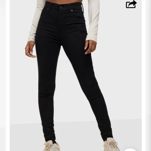 Levis skinny jeans storlek 42 - Levis jeans i storlek 42, köpte för 999. Säljer för 500, använda 3 ggr men passar ej längre. Kan såklart sänka pris vid snabb affär