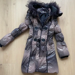 Cool vinterjacka  - Måste tyvärr sälja denna vinterjacka som är för liten för mig! Otroligt cool och unik !! Står storlek M men skulle uppskatta till Xs/S. Köparen står för frakten 