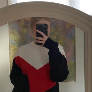 Stay Långarmad tröja Storlek S - Bra skick. Inte använts mycket men haft den ett tag. Skönt material och en väldigt fin tröja till allt.