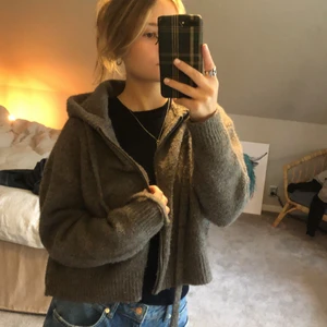 Stickad hoodie - Säljer min snygga populära zara stickade hoodie, endast använt 3-5 gånger😊 