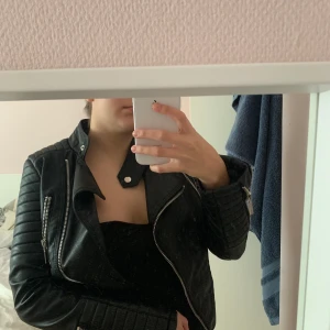 Chiquelle  - svart skinnjacka från chiquelle