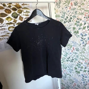 Tröja med paljetter - SÄNKT PRIS. Sötaste croppade tröjan med silvriga stenar på. Lite y2k stil på denna! Passar S-L beroende på hur right du vill ha den!