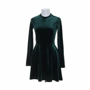 Clara H grön sammet klänning stl XS - Kort jättefin klänning i skimrande sammet. Använd en gång då för liten för mig. 