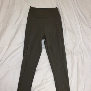Oysho leggings (olivgrön) -  Använd 3-4 gånger. Passar storlek XS/S. Original pris är 500kr, säljer nu för 250kr. Den är superfint i skick!