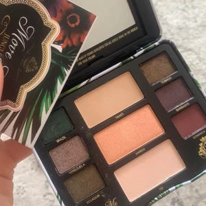 Knappt använd makeup palett - Använder inte ögonskugga, fick den i pressent o kommer bara inte till användning, har bara testat färgerna på handen så inte använt den                                                               ordinarie pris är 170kr