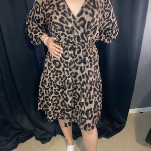 Leopard mönstring klänning - Knä längd på klänningen med v ringning. Helt oanvänd. Modellen på bilden använder storlek M men passar ändå henne fast klänningen är i storlek 2XL 