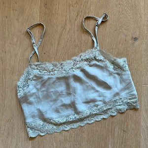 Ljusblått sidenlinne  - Jättegulligt sidenlinne med spets! Aldrig riktigt använt även om jag tycker den är både skön och fin. Inget slitage 