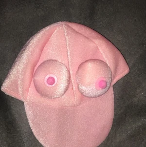 Bröst keps - Använd 1 gång, har haft i ungefär 1 månad. Säljs då för att den aldrig blir använd. 10/10 i skick.