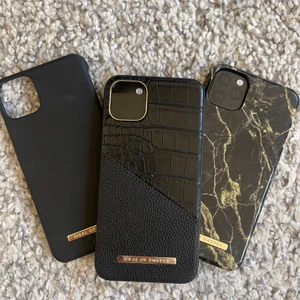 Black ocean mobilskal iPhone 11 PRO max - Eleganta, stilrena och fungerar till vem som helst närsomhelst. Tre stycken favoriter när det kommer till basis look. Aldrig använda. Mellan 299-399kr st ordinarie pris. Får ett paket på tre stycken. Till en iPhone 11 PRO Max mobil🙌🏻 ideal of sweden 