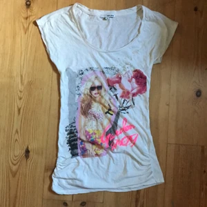 Cool t-shirt - T-shirten är jätte stretchig å funkar även som kortkort klänning. Super fin passform och figursydd! 