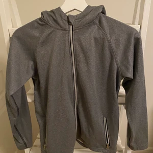 En träningströja/overallsjacka - En grå träningströja med lurvigt skönt material inuti.                   storlek=xs 