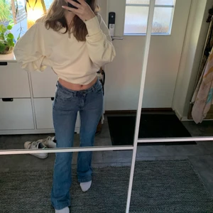 Midwaist blå jeans - midrise jeans som är lite utsvängda nertill, knappt använda då dem är förlånga för mig som är 160, köpare står för frakt💗