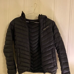 Peak performance - Säljer min peak performance jacka, storlek Xs. Inga hål eller skador på jackan. Inköpt förra hösten