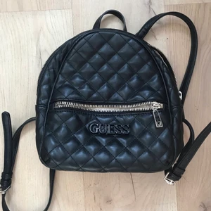 Ryggsäck GUESS - Fin svart nätt men rymlig ryggsäck. 27x27 cm. 