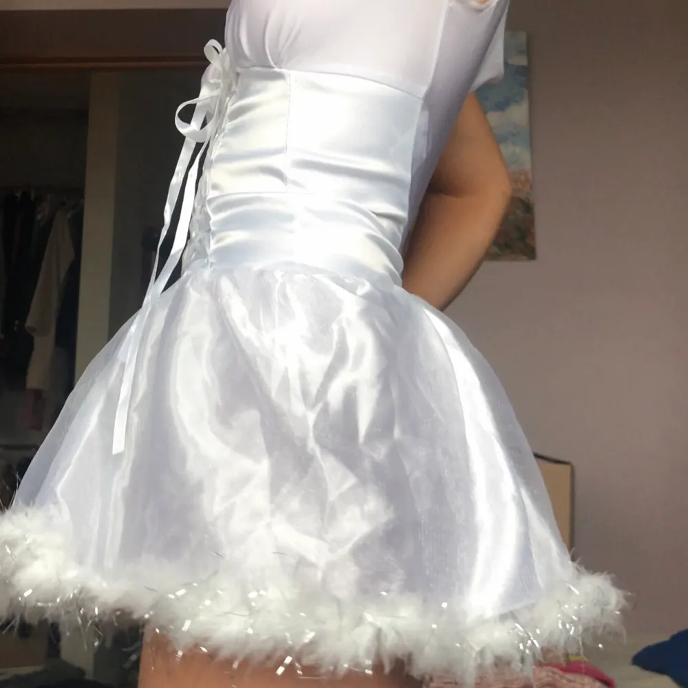 Superfin vit klänning i silkes-aktigt material med snörning. Passar ca strl S! Perfekt till halloween om man vill klä ut sig till prinsessa eller liknande. . Klänningar.