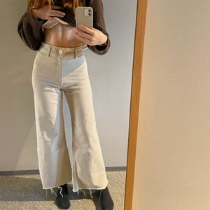 Vida jeans från ZARA  - Beigea supersköna och supersnygga jeans från ZARA. Använda mycket sparsamt. Går ner till anklarna på mig, jag är 163cm. (Storlek 34). Skriv för frågor eller för o diskutera pris🥰🥰