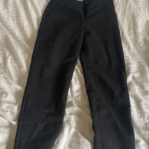 Svarta kostymbyxor  - Säljer mina svarta kostym byxor då de är för korta för mig! Super sköna och väldigt coola byxor! 