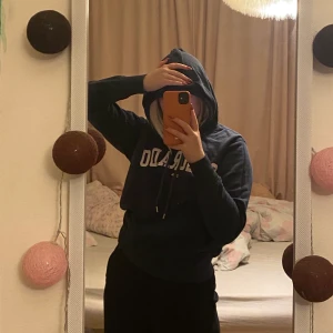 Mörkblå hoodie från HM - Haft denna rätt så länge, inte använt den så många gånger. Materialet  är väldigt mjukt och otroligt skönt. Bra i passform och i storlek S!