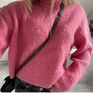 Rosa stickad tröja ifrån H&M. Skriv vid frågor och funderingar. Den är i alpacka wool mix 💖 BUD: 410kr