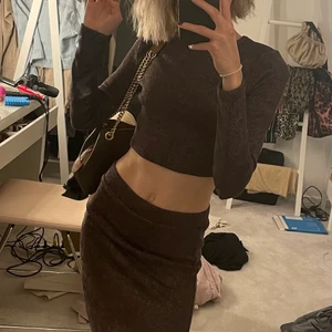 Set  - Säljer detta supersnygg settet med kjol och topp. Färgen är brun med lite glitter. Supersnygg till fest eller utgång! Superskönt och stretchiga. Säljer för 170kr🌸