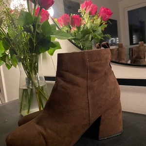 Bruna klackar  - Bruna höstklackar i jätte fint skick, säljer dom nu för att jag har massa andra som jag tyvärr använder mer…  storlek 39   priset går att diskutera!  