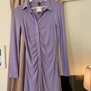 Lila skjortklänning från hm  - En JÄTTEFIN lila skjortklänning från hm som aldrig är använd. Storlek S. Lappen sitter tom kvar.