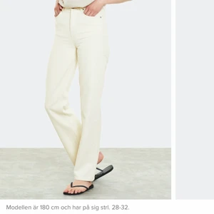 BikBok Regular Wide Jeans  - Högmidjade beiga/offWhite vida/rakaJeans. 100%bomull. Hyfsat använda men bra kvalité så inga slitningar osv. Jeansen är lite små i storleken som man kan läsa inne på BibBok om modellen. 🥰 Ordinare pris 599 (köparen står för frakten)