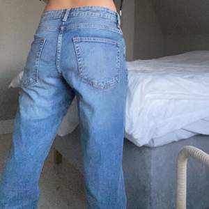 Säljer dessa lågmidjade blåa jeans från Hm herr avdelningen! Använda ungefär två gånger och är som nya! Köparen står för frakt