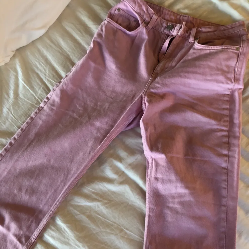 Säljer rosa jeans från Weekday. De är utsvängda cropped med slitningar ned till!💖                                                          Köpare står för frakt!💖. Jeans & Byxor.