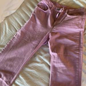 Säljer rosa jeans från Weekday. De är utsvängda cropped med slitningar ned till!💖                                                          Köpare står för frakt!💖